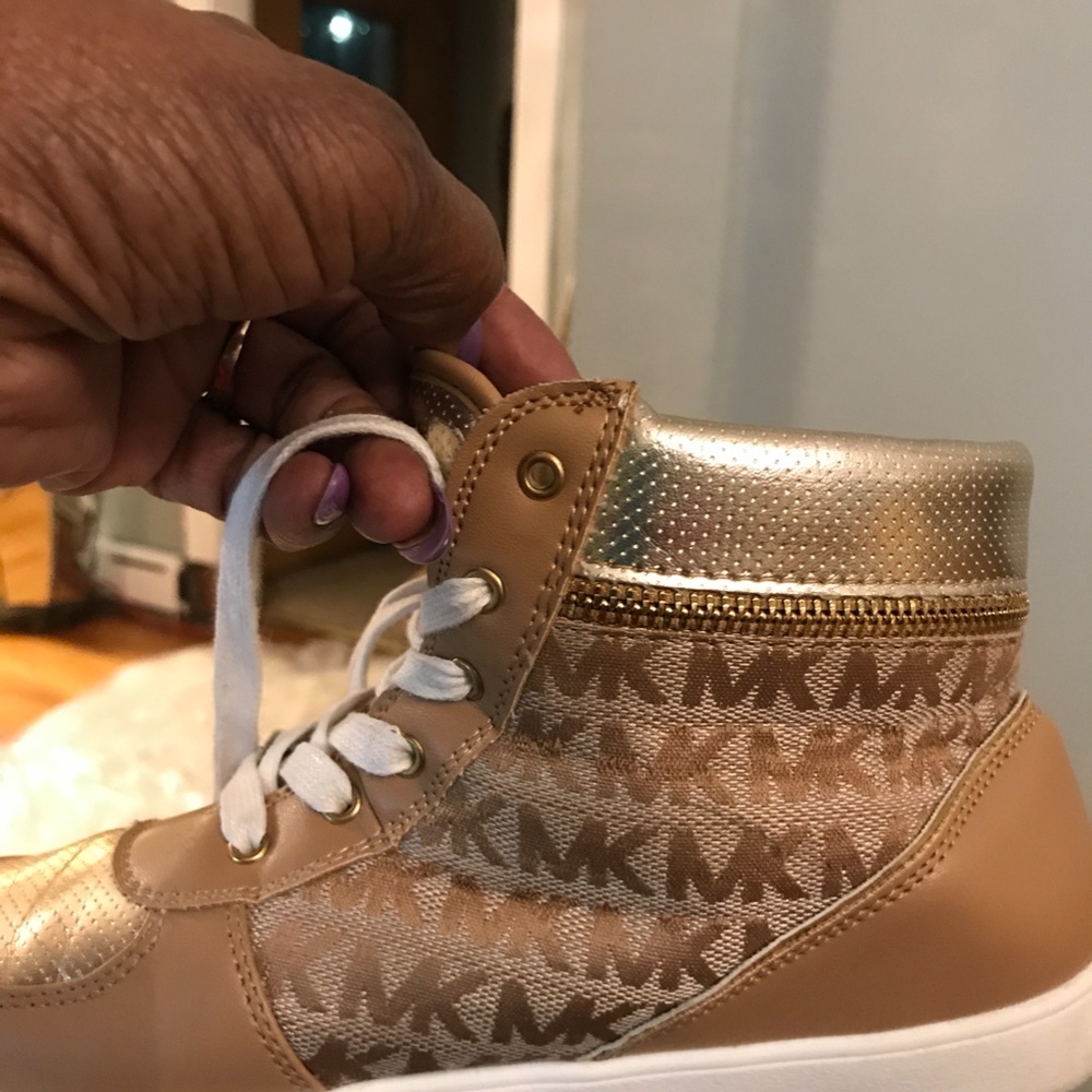 GYM SHOES - Picture 5 of 6